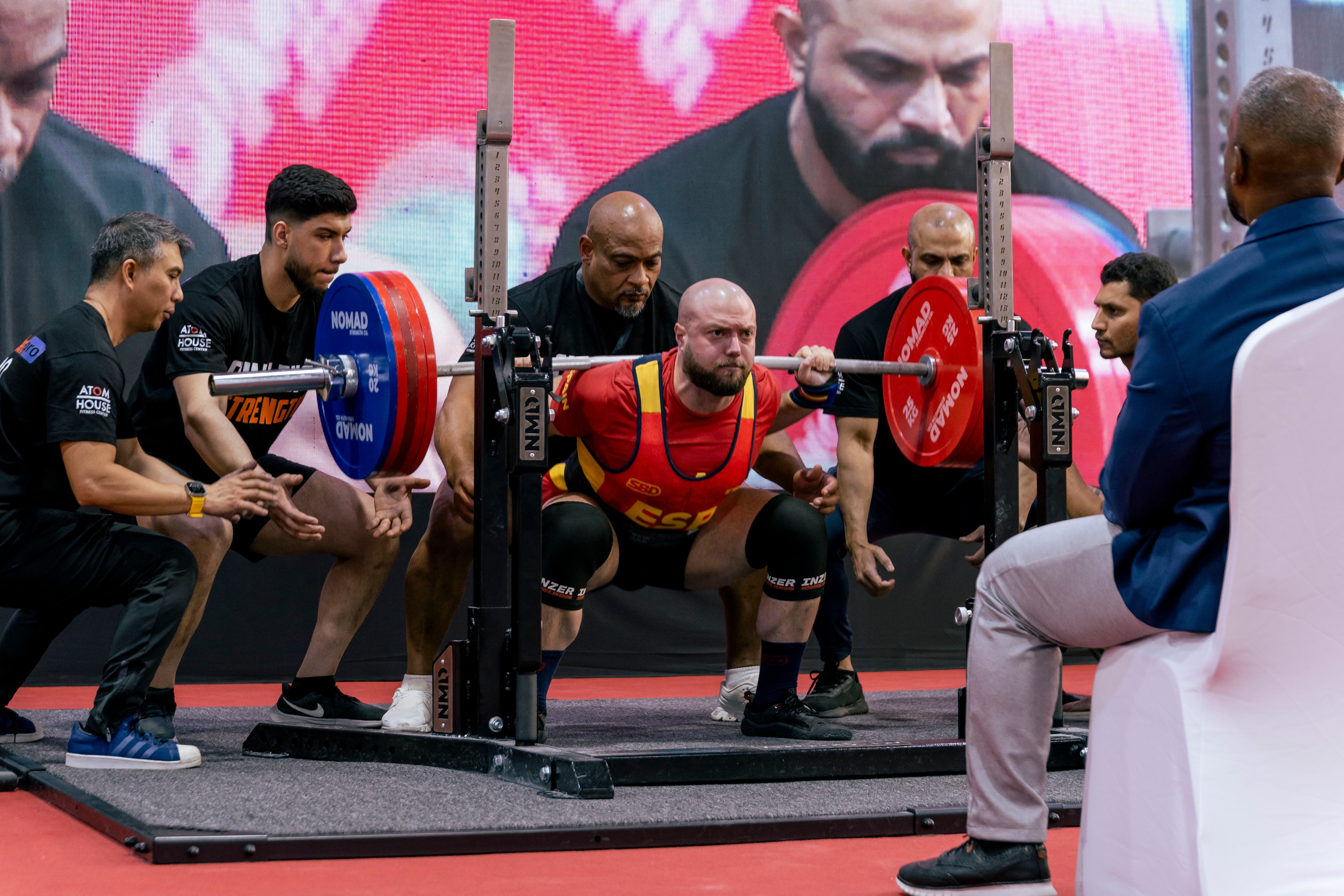 Julio en el fondo de una sentadilla en competición